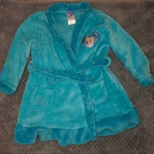 Warm up with this Frozen bath robe.